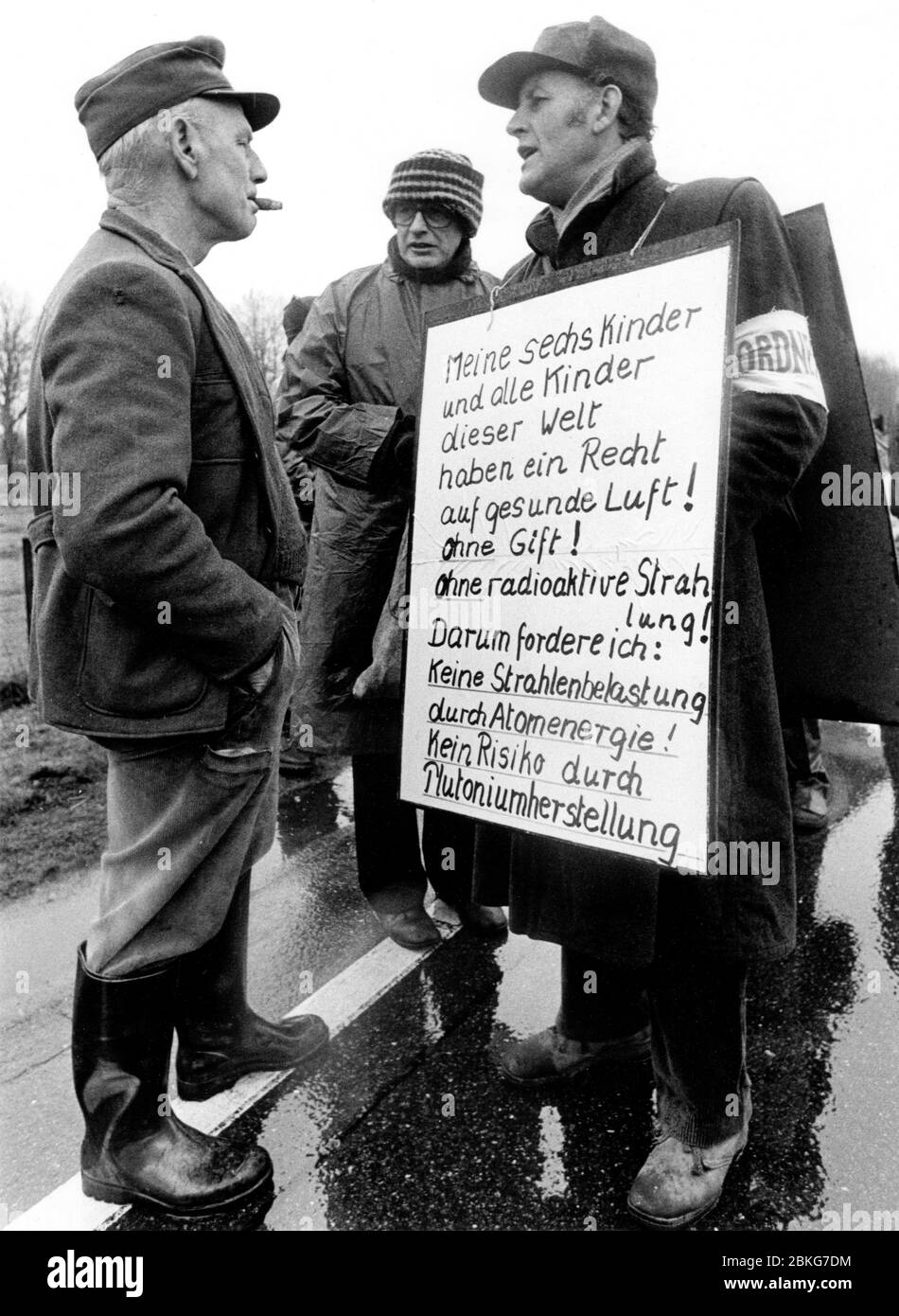 Gorleben, 25.-31.3.1979: Gorleben-Treck 1979, Demonstration gegen die Nutzung der Kernenergie, die sich gegen geplante Kernenergieanlagen bei Gorleben im Landkreis Lüchow-Dannenberg richtete. Der Treck von Bauern, Studenten und Atomkraftgegnern begann am 25. März 1979 im Wendland und endete als Abschlusskundgebung am 31. März 1979 in Hannover mit etwa 100.000 Teilnehmern   ---   Gorleben, Lower-Saxony, Germany. 25th to 31th March 1979 - Anti-nuclear trek from Gorleben to Hannover/Germany Stock Photo