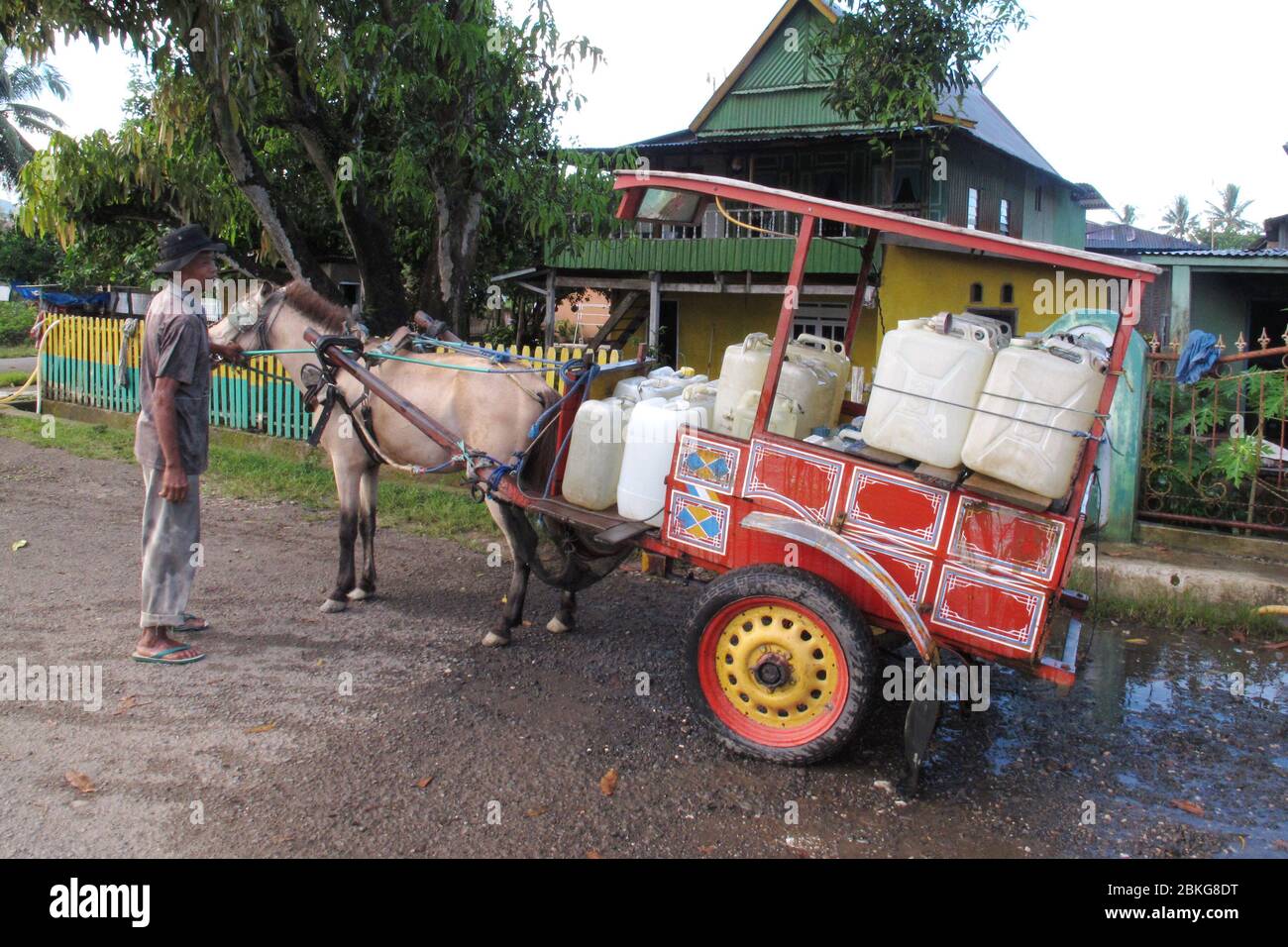 BARRU - INDONESIA, 17th APRIL 2013, horse carriage carrying jerry cans of  clean water Stock Photo - Alamy