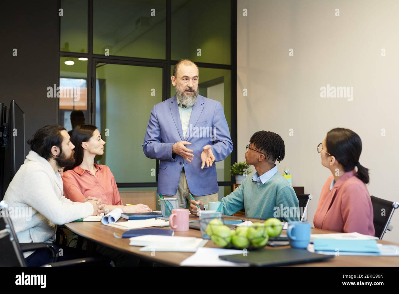 Group of people wearing suit hi-res stock photography and images - Alamy