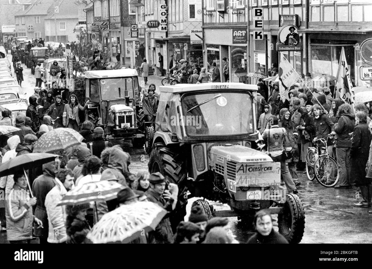 Gorleben, 25.-31.3.1979: Gorleben-Treck 1979, Demonstration gegen die Nutzung der Kernenergie, die sich gegen geplante Kernenergieanlagen bei Gorleben im Landkreis Lüchow-Dannenberg richtete. Der Treck von Bauern, Studenten und Atomkraftgegnern begann am 25. März 1979 im Wendland und endete als Abschlusskundgebung am 31. März 1979 in Hannover mit etwa 100.000 Teilnehmern   ---   Gorleben, Lower-Saxony, Germany. 25th to 31th March 1979 - Anti-nuclear trek from Gorleben to Hannover/Germany Stock Photo