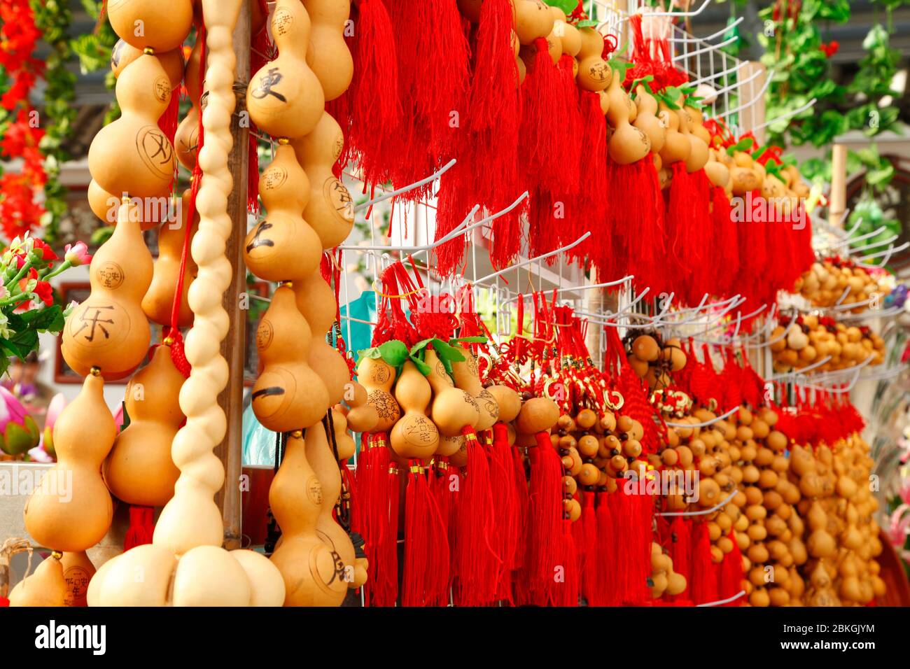 Craftswoman makes vivid gourd carvings in Gansu - Headlines, features,  photo and videos from , china, news, chinanews, ecns