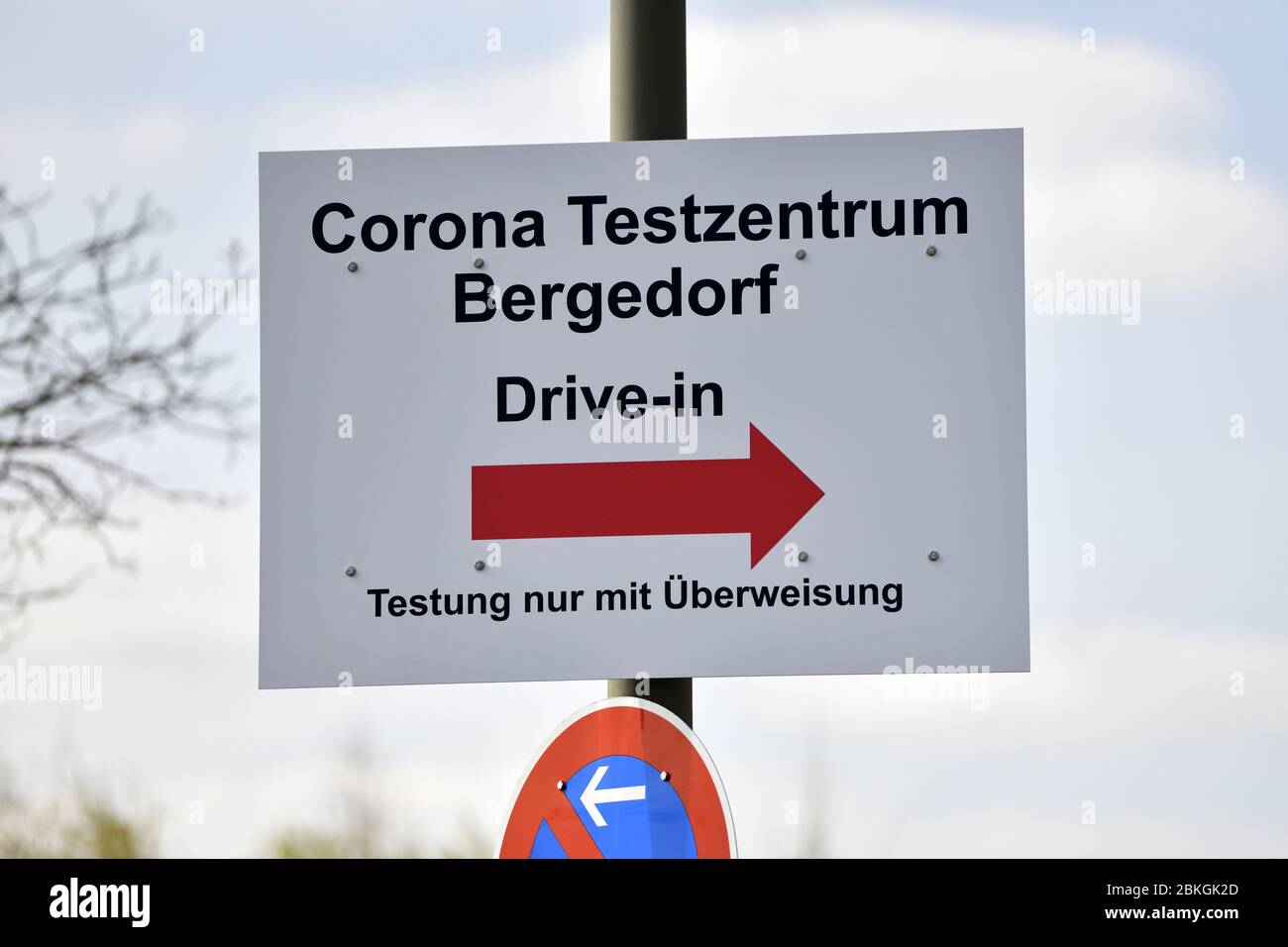 Guide to Corona Test Center Bergedorf in Hamburg, Germany, Europe  /  Wegweiser zum Corona Testzentrum Bergedorf in Hamburg, Deutschland, Europa Stock Photo