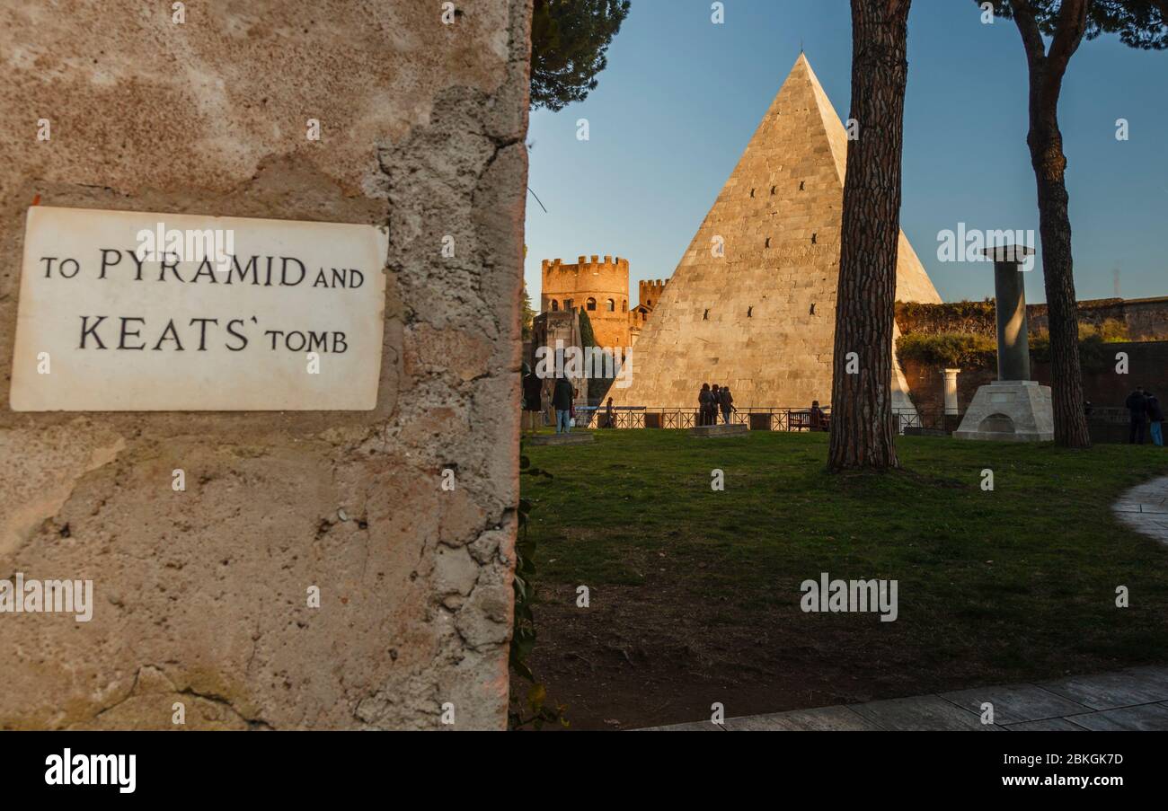 The Pyramid of Cestius forms part of the Aurelian Wall, seen from the  Non-Catholic Cemetery where Keats is buried in Rome, Italy Stock Photo