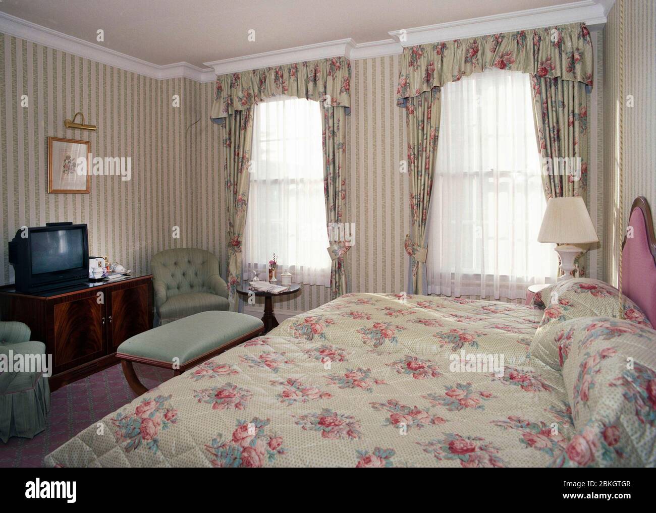 room-interiors-in-1991-of-the-then-new-swallow-hotel-birmingham-west-midlands-england-2BKGTGR.jpg