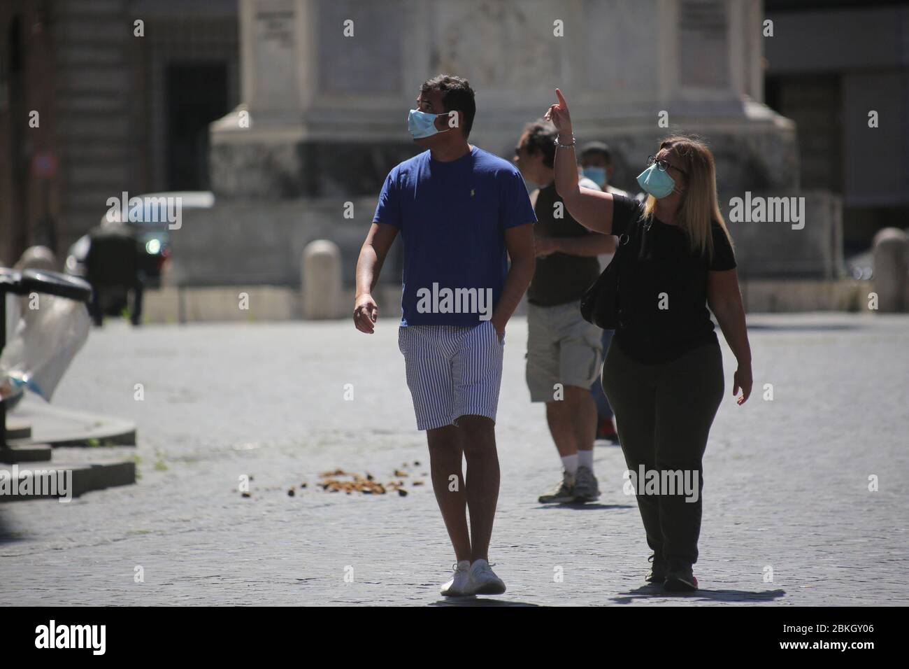 Roma, Italia. 04th May, 2020. Roma, Italy, 4 maggio 2020: Coppie tornano a camminare per le vie del centro di Roma nel giorno di inizio della fase 2 dopo circa 2 mesi dall'inizio della quarantena per contrastare la diffusione del virus Covid-19 inizia oggi la fase 2 per i cittadini italiani. Nel centro storico di Roma ha riaperto villa Borghese per consentire attività fisica all'aperto. Non sono molte le persone che si trovano in giro. Credit: Independent Photo Agency/Alamy Live News Stock Photo