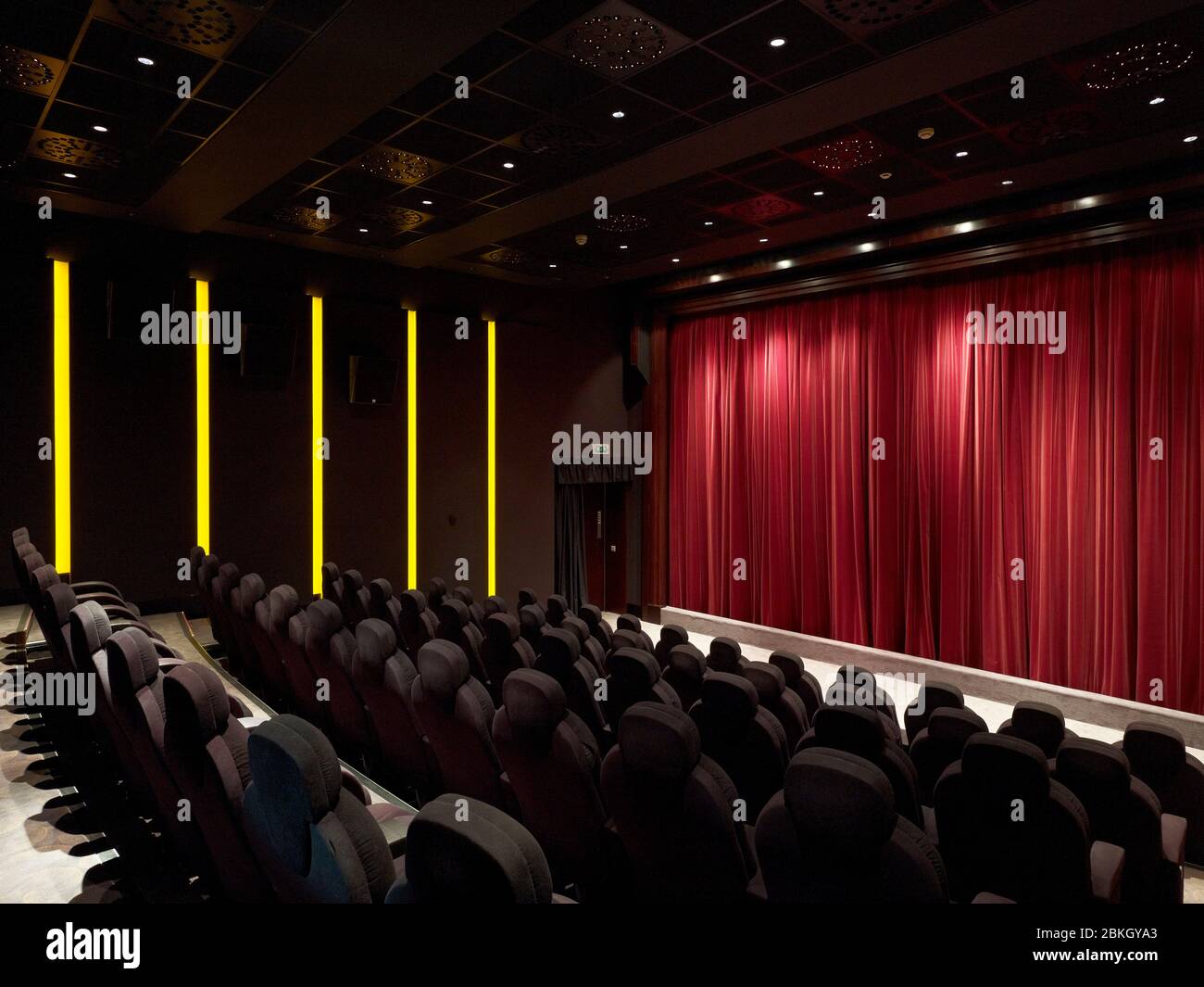 Movie screen curtains hires stock photography and images Alamy