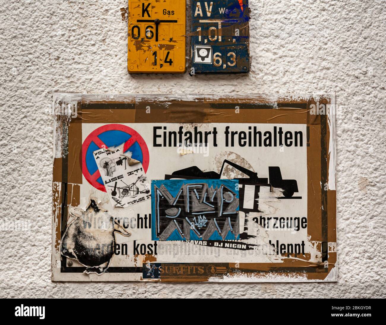 Sign: Please keep Driveway clear in Berlin, Germany Stock Photo - Alamy