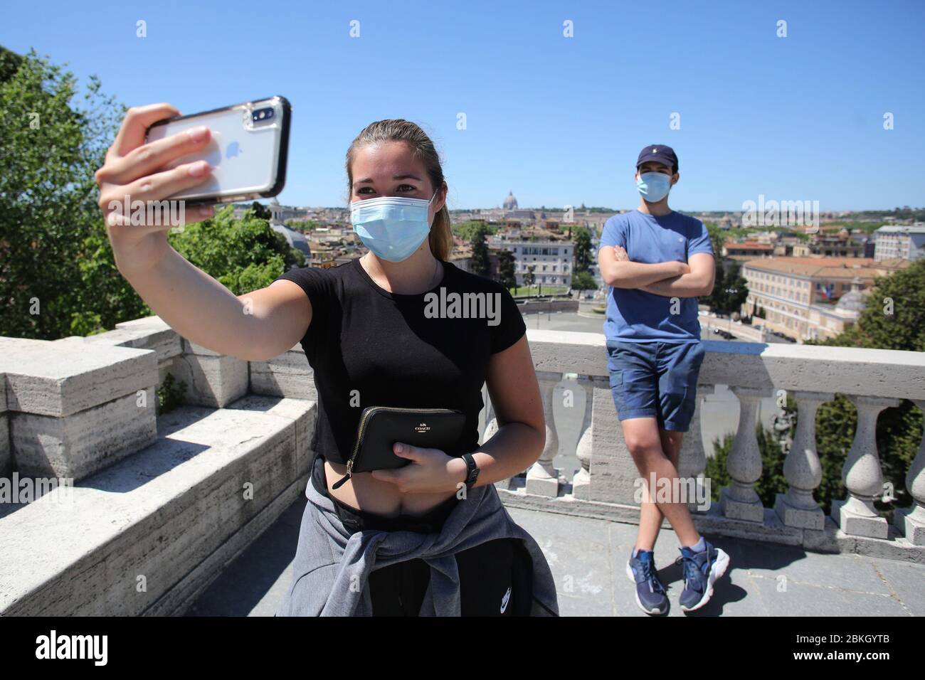 Roma, Italia. 04th May, 2020. Roma, Italy, 4 maggio 2020: Un coppia di  ragazzi si scattano un selfie sulla terrazza del gianicolo con la mascherine  nel giorno di inizio della fase 2