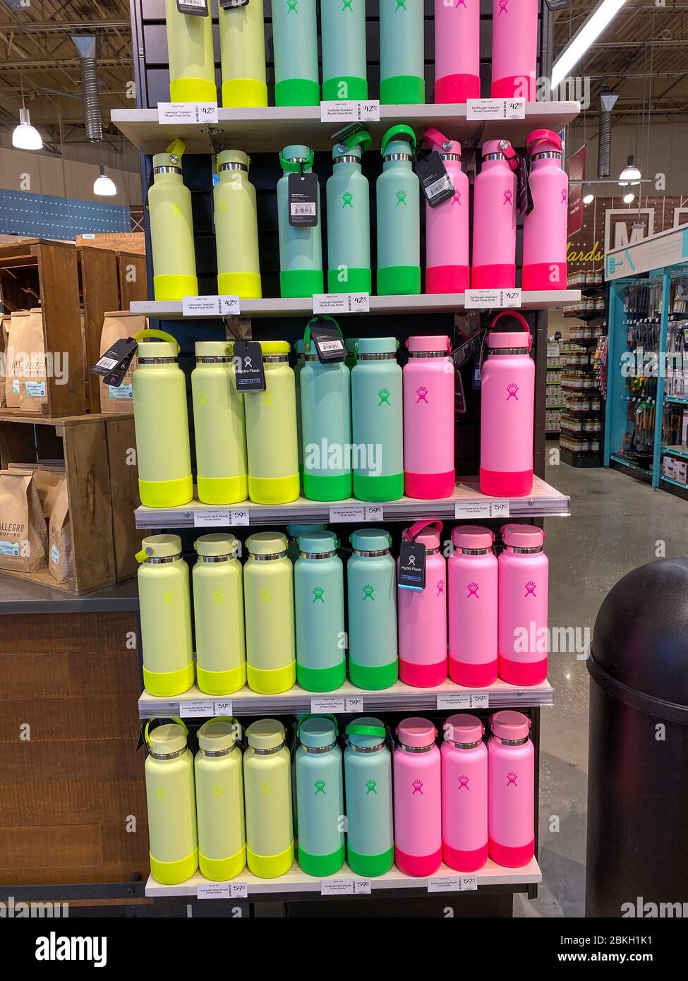 https://c8.alamy.com/comp/2BKH1K1/orlandoflusa-5320-a-display-of-bags-of-hydroflask-reusable-water-bottles-at-a-whole-foods-grocery-store-2BKH1K1.jpg