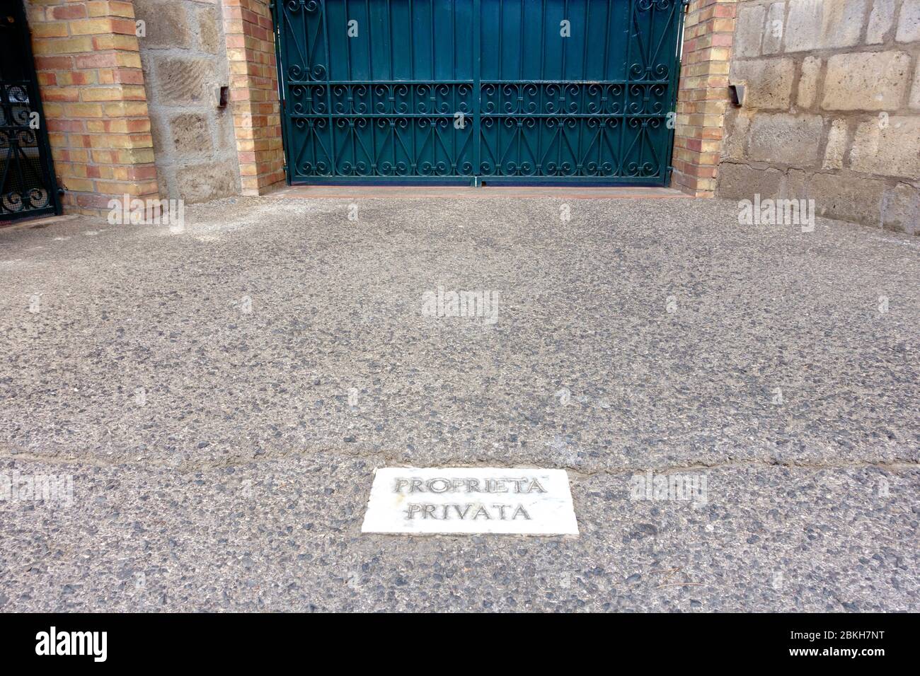 Private Property No Entrance sign in Italian language Stock Photo