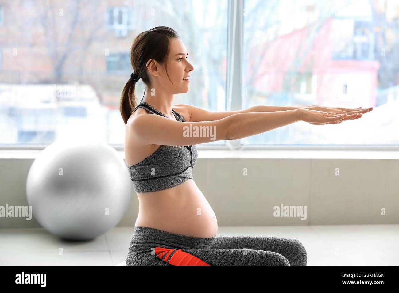 Young pregnant woman training in gym Stock Photo - Alamy