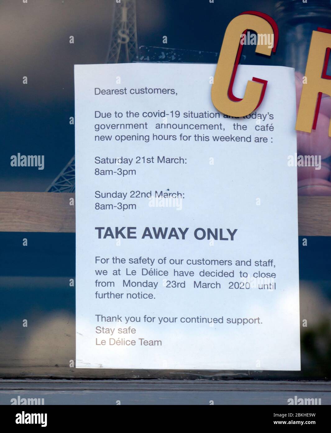 A sign on the entrance door to Le Délice Café, Ladywell,  announcing that they are closed from 23rd March 2020, until further notice, because of the COVID-19 Pandemic Stock Photo