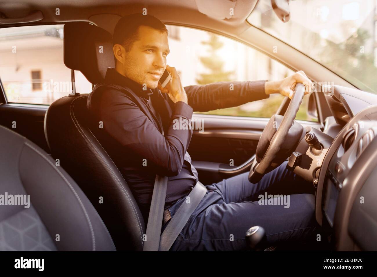 Мужчина машина клип. Мужчина сидит в машине. Бизнесмен в машине. Фото мужчин сидящих у машины. Красивый бизнесмен на машине.