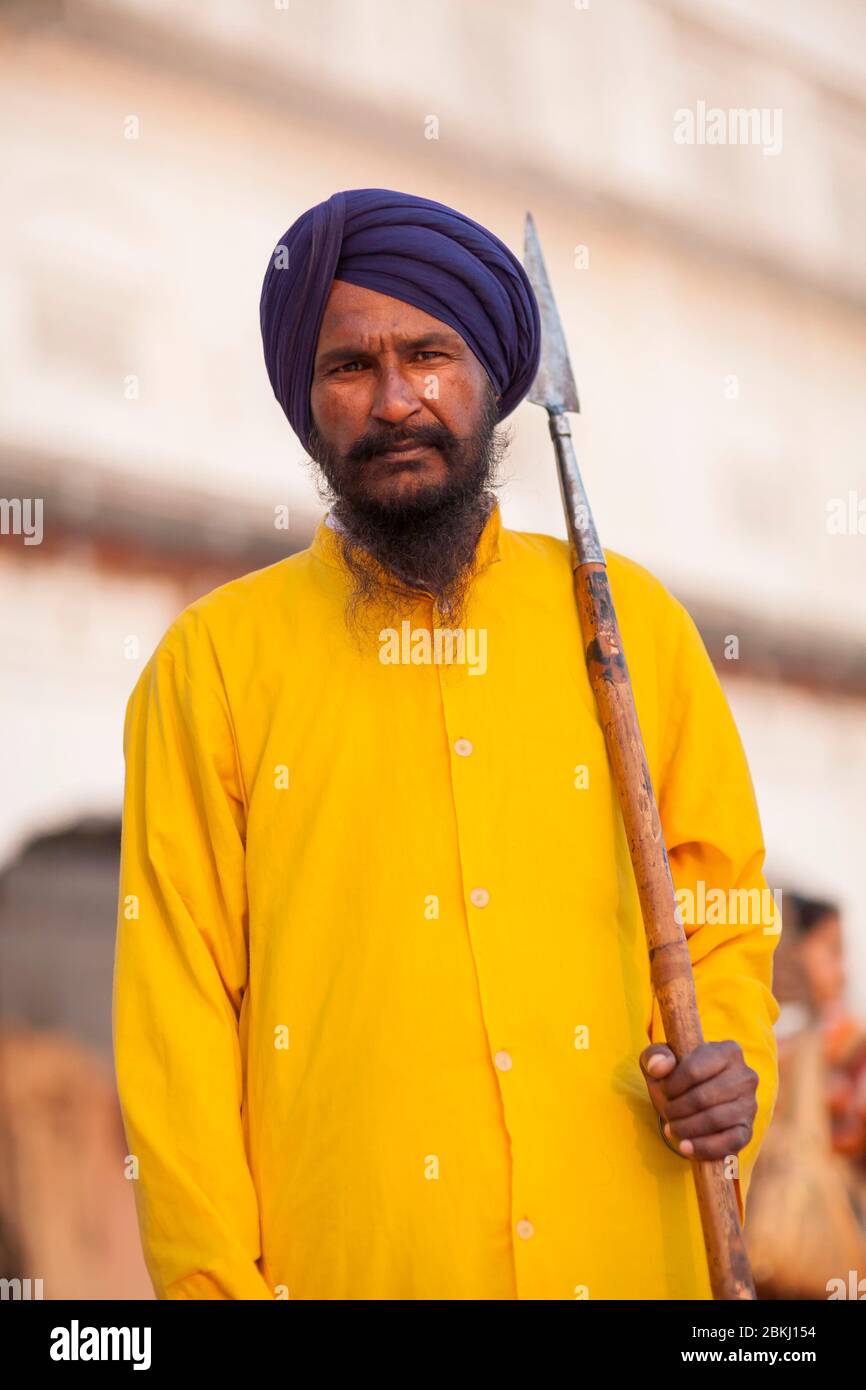 India, Punjab State, Amritsar, Harmandir Sahib, portrait of a Sikh guardian of the Golden Temple, holy place of Sikhism Stock Photo