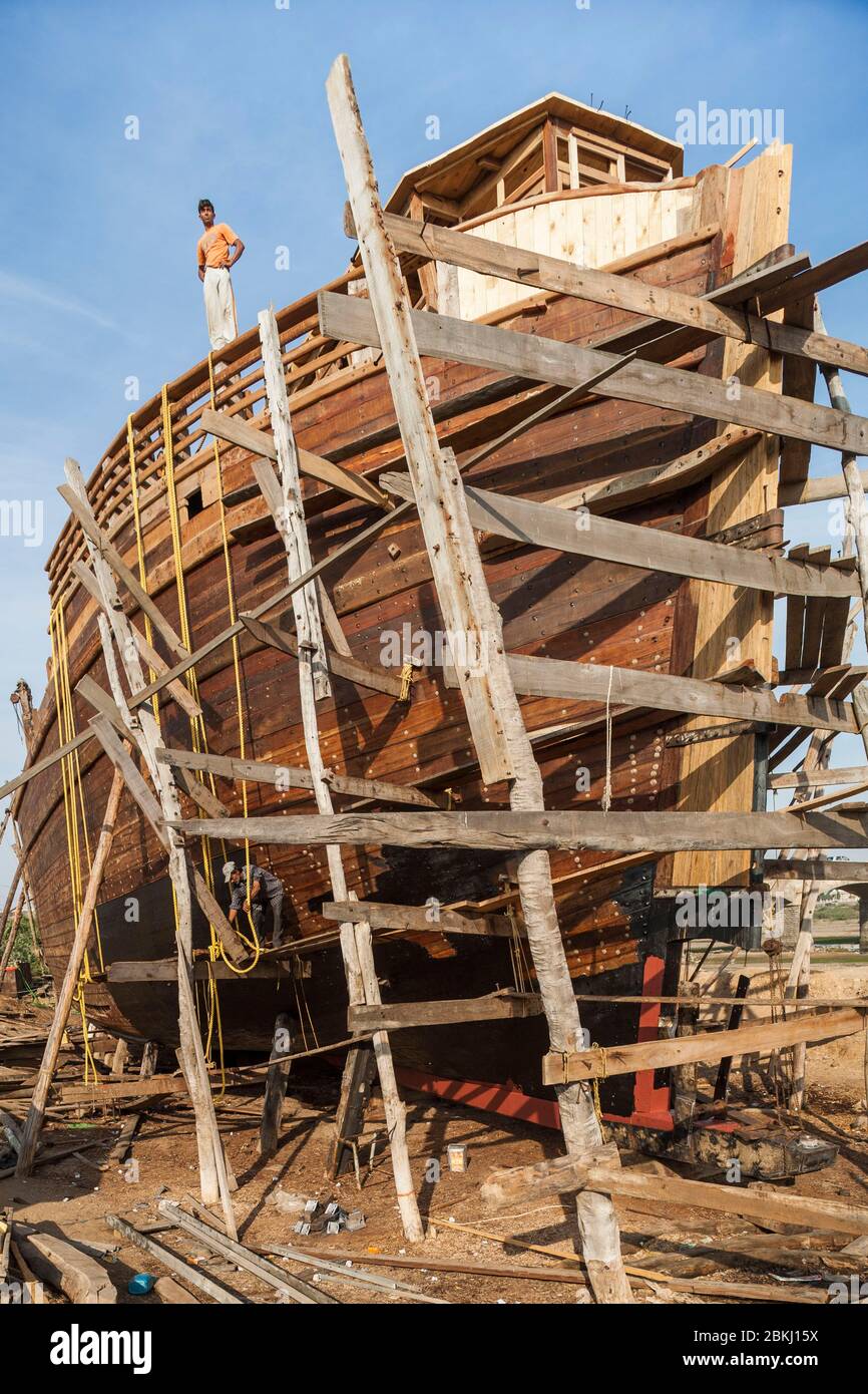 India, Gujarat State, Mandvi, shipyards, dhow under construction Stock Photo