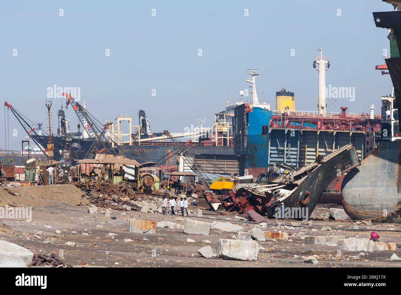 India, Gujarat State, near Bhavnagar, Alang shipyards, beach used to dismantle reformed ships, men at work Stock Photo
