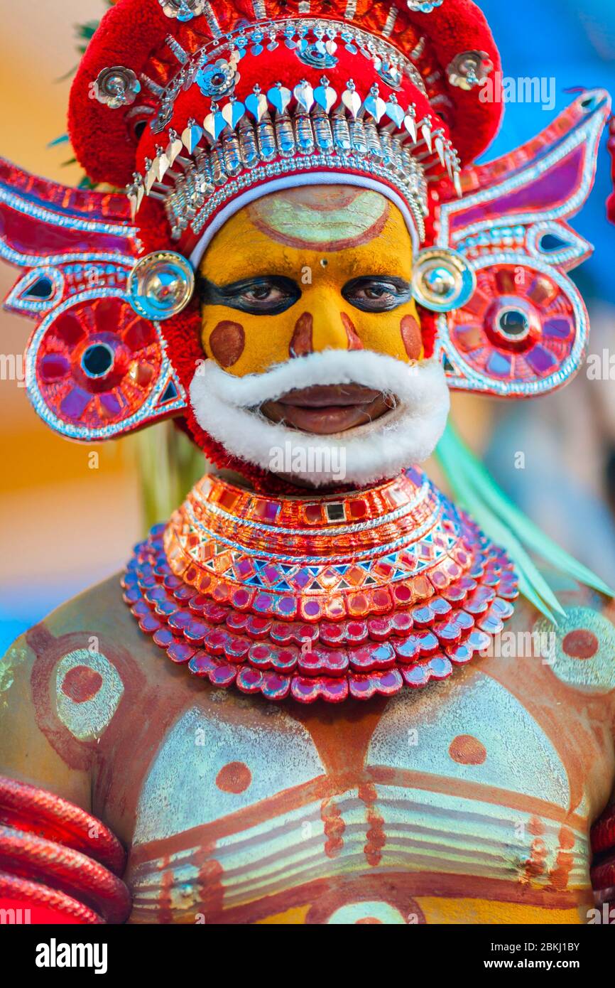 India, Kerala State, proximity to Kannur, portrait of a Theyyam character, Hindu cultural and religious rite Stock Photo - Alamy India, Kerala State, proximity to Kannur, portrait of a Theyyam character, Hindu cultural and religious rite Stock Photo - Alamy