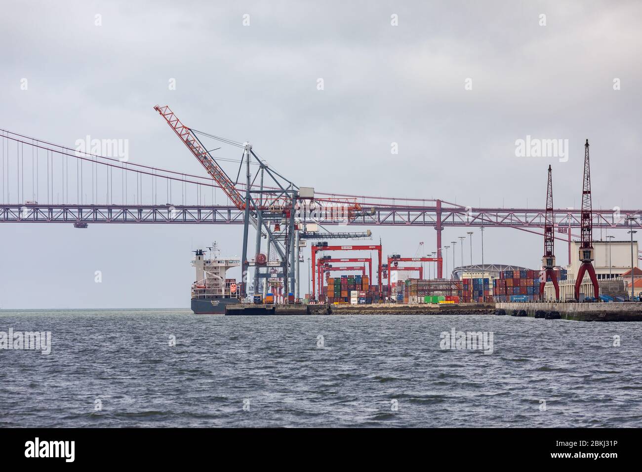 Portugal, Lisbon, the Tagus, from the south bank of the Tagus, loading dock Stock Photo