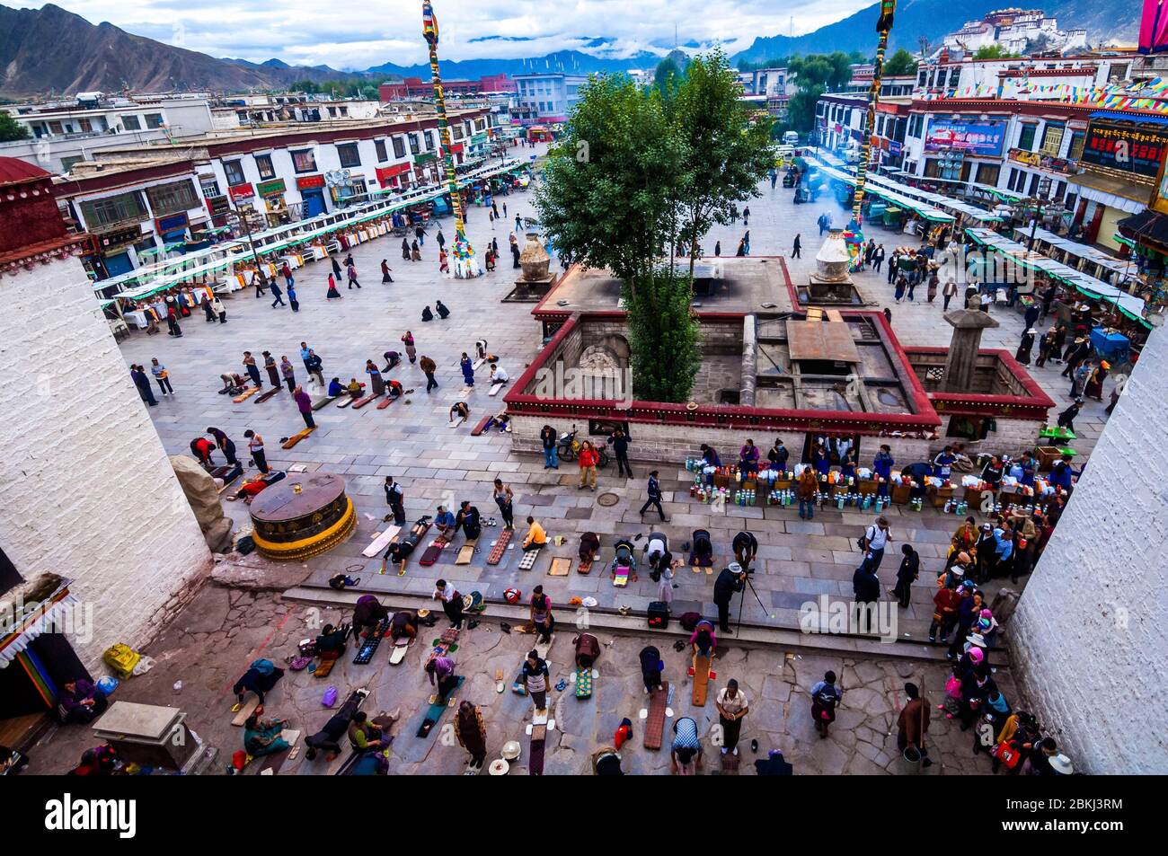 China, Central Tibet, Ü Tsang, Lhasa, Jokhang temple, Tibet's most revered shrine, crowd in prostration outside the entrance Stock Photo