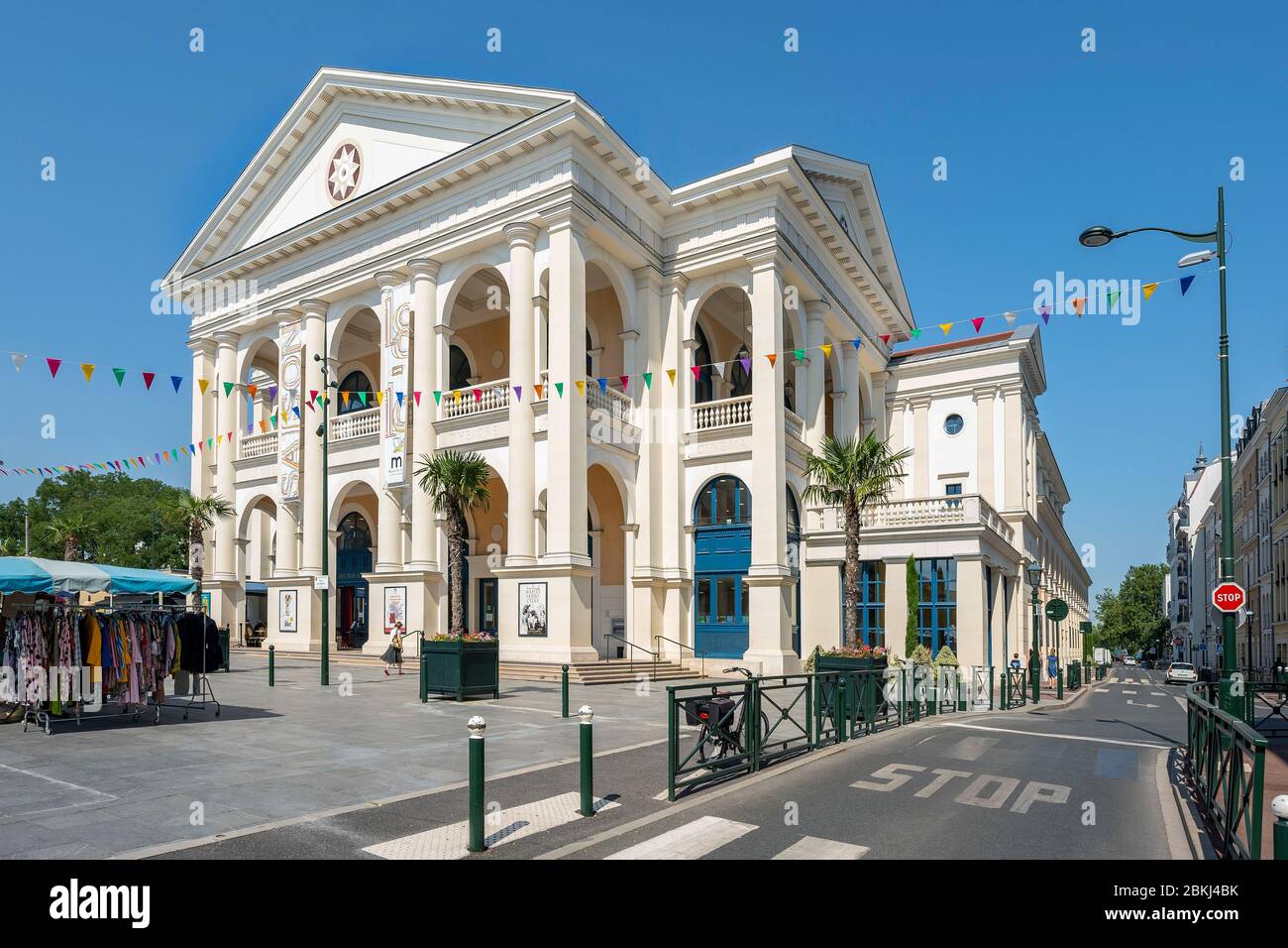 France, Hauts de Seine, Le Plessis-Robinson, the market Place Jane Rhodes in front of the Maison des Arts du Pléssis Robinson Stock Photo