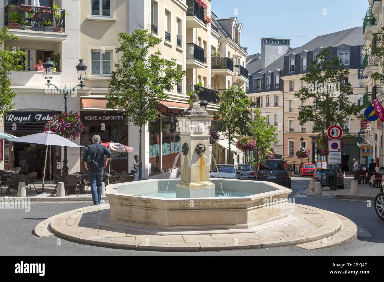 France, Hauts de Seine, Le Plessis-Robinson, Grande Rue, Place François  Spoerry Stock Photo - Alamy