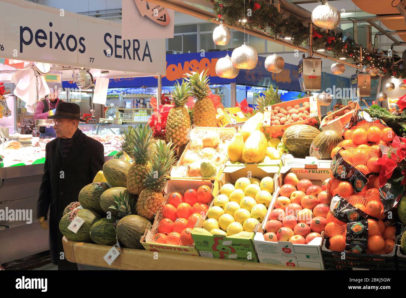 Spain, Catalonia, Girona, municipal market (Mercat del Lleó), fruit merchant Stock Photo