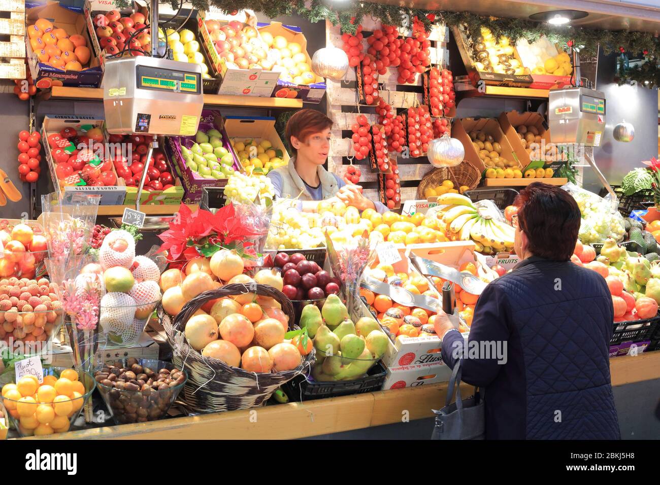 Spain, Catalonia, Girona, municipal market (Mercat del Lleó), fruit merchant Stock Photo
