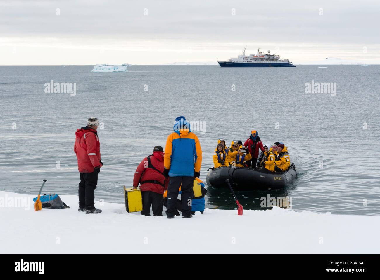 Tourist from Ocean Adventurer cruise ship landing in Wahlbergoya, Hinlopen Strait, beetween Nordaustlandet and Spitsbergen, Svalbard Islands, Norway Stock Photo