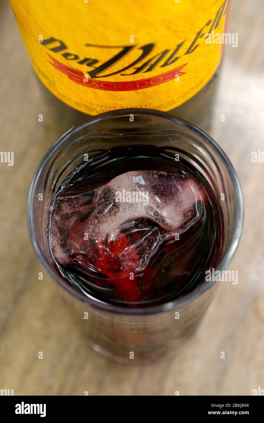 Red wine and ice cubes Stock Photo Alamy