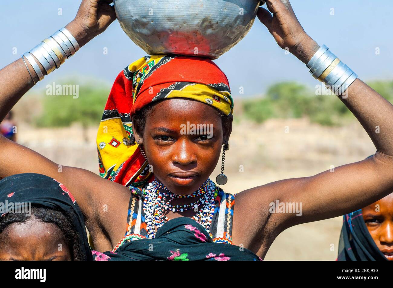 Sudan, south Kordofan, Fulani nomad camp on the edge of Bahr el-Ghazal, young girl returning from the well Stock Photo