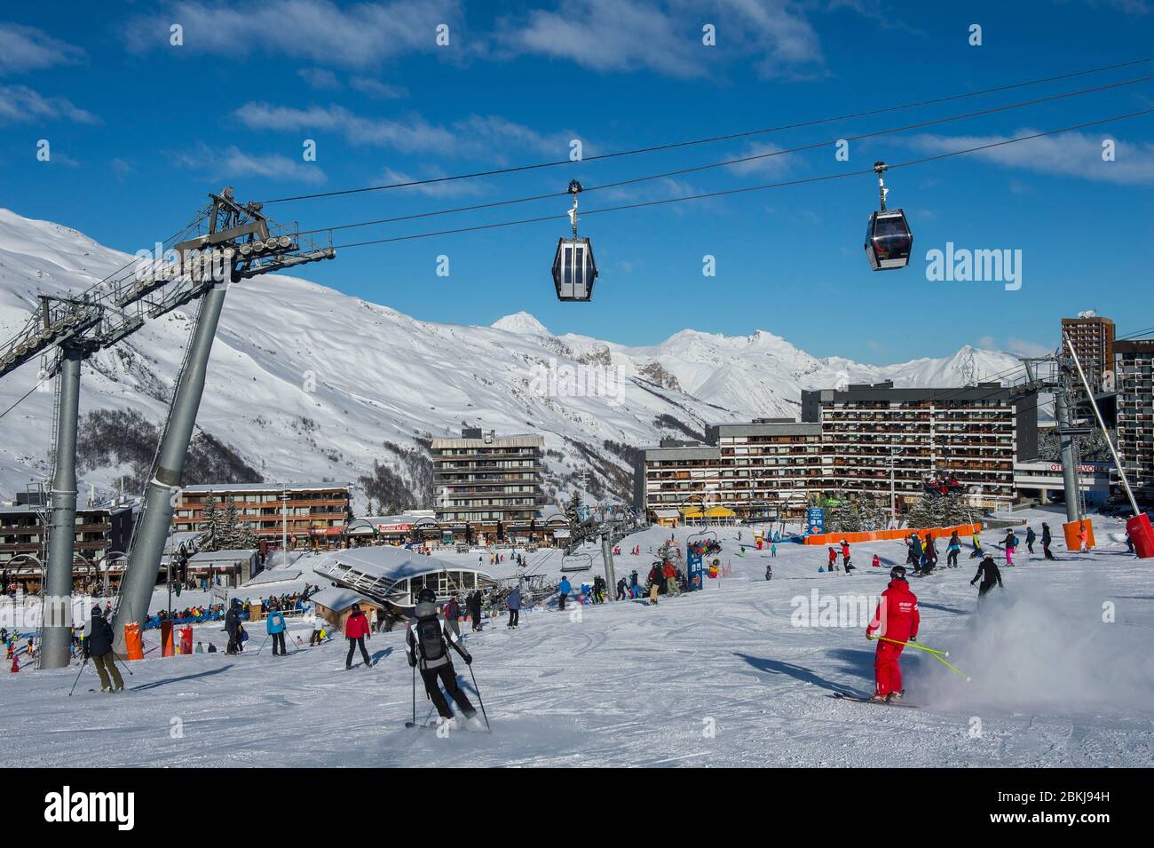 France, Savoie (73) Vanoise massif, three valleys ski area, Saint Martin de Belleville, Les Menuires, skiers in the center of the resort and Roc des Marches cable car Stock Photo