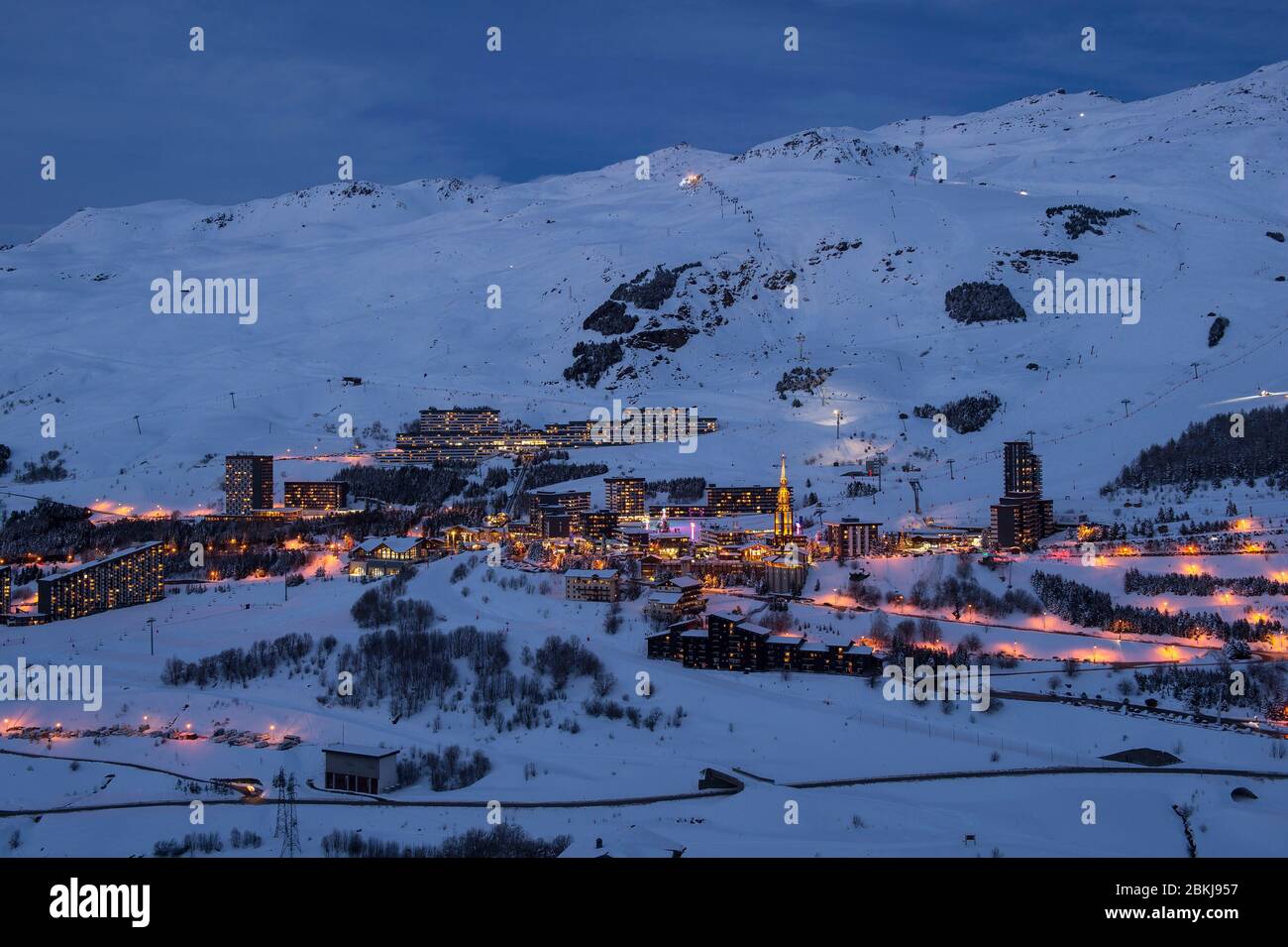 France, Savoie (73) Vanoise massif, three valleys ski area, Saint Martin de Belleville, Les Menuires, the resort and the ski area exposed to the south as seen from the slopes of Pointe de la Masse at dusk Stock Photo