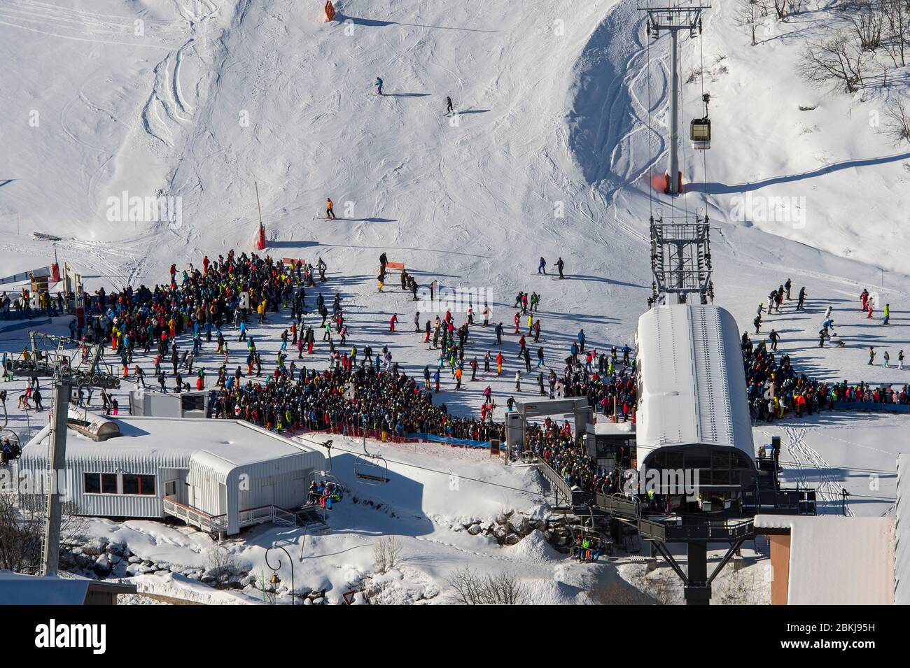 France, Savoie (73) Vanoise massif, three valleys ski area, Saint Martin de Belleville, Les Menuires, lots of people at the bottom of the station at the start of the Masse cable cars Stock Photo
