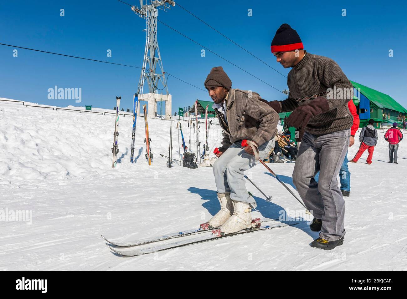 India, Jammu and Kashmir, Gulmarg, Indian tourists skiing in Kongdoori, first station of the Gondola cable car, altitude 3090 meters Stock Photo