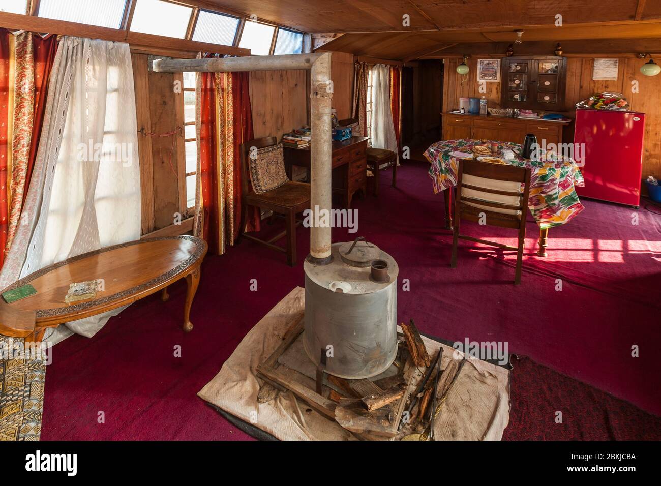 India, Jammu and Kashmir, Srinagar, Nageen lake, Khosar Houseboat, houseboat accomodation, dining room Stock Photo