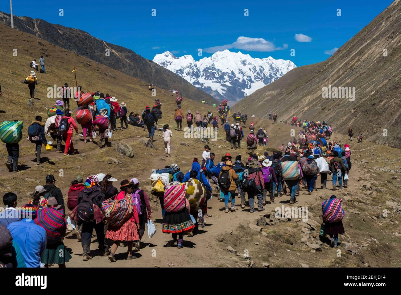 Peru, Cusco, Mahuayani, Cordillera de Sinakara, pilgrimage of Qoyllur R'iti, long procession of pilgrims, to the alpine pastures of Sinakara Stock Photo