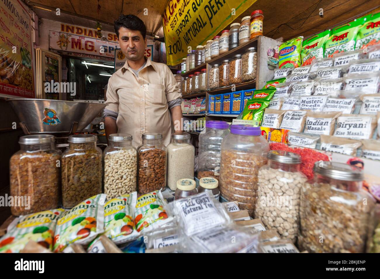 India, Rajasthan, Jodhpur, Sardar Market Girdikot, tea and spices seller Stock Photo
