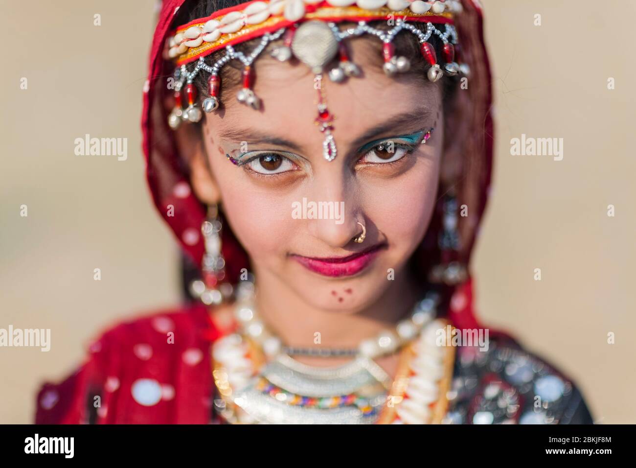 India, Rajasthan, Bikaner, Camel Festival, portrait of a young girl with a piercing gaze Stock Photo