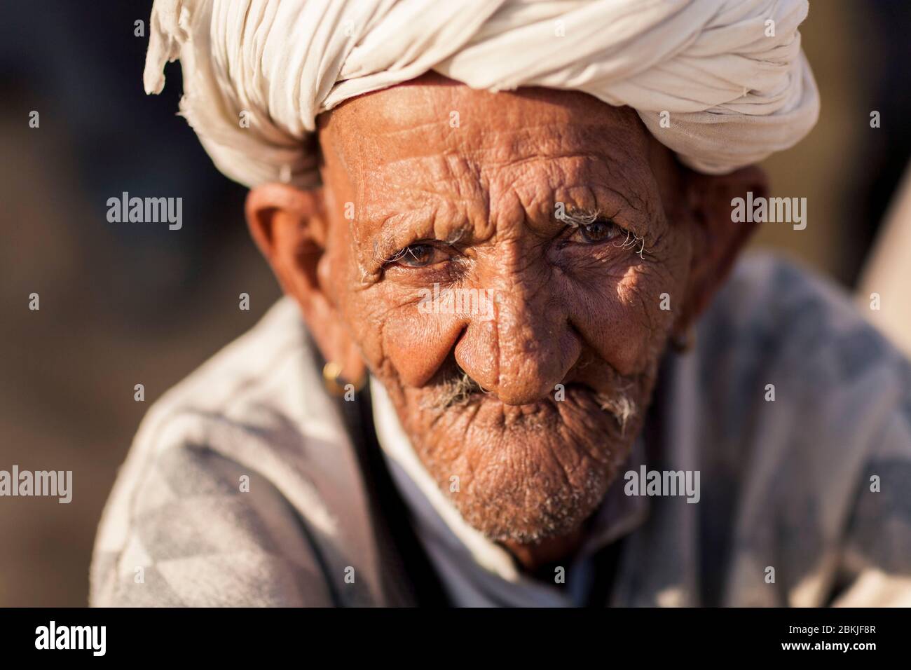 India, Rajasthan, Bikaner, Camel Festival, portrait of an old man with a piercing gaze Stock Photo