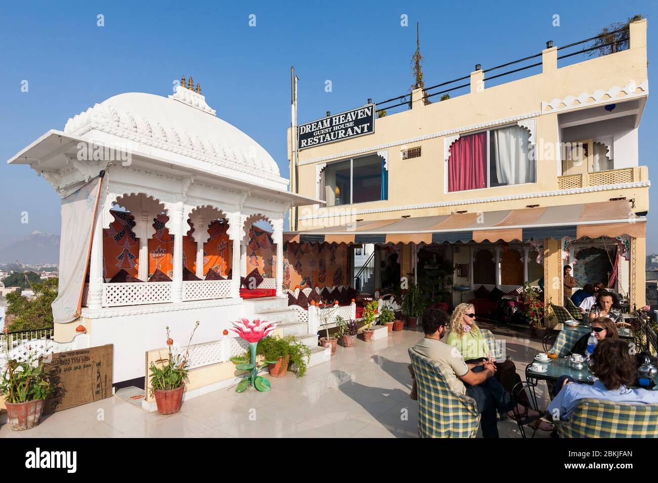 India, Rajasthan, Udaipur, sunny rooftop of the Dream Heaven Guest House and guests sitting at a table Stock Photo