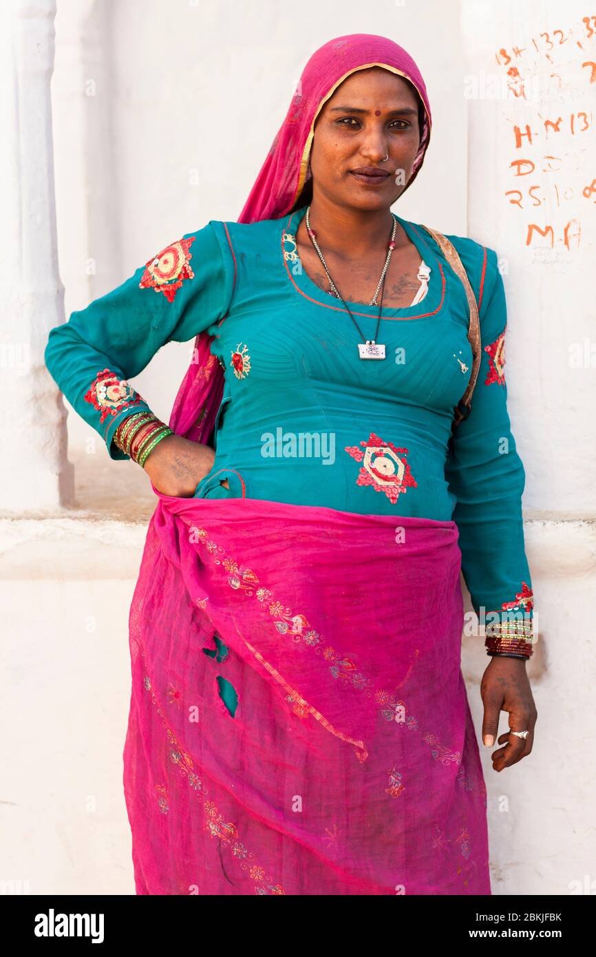 India, Rajasthan, Pushkar, portrait of a young woman from a gypsy family  Stock Photo - Alamy