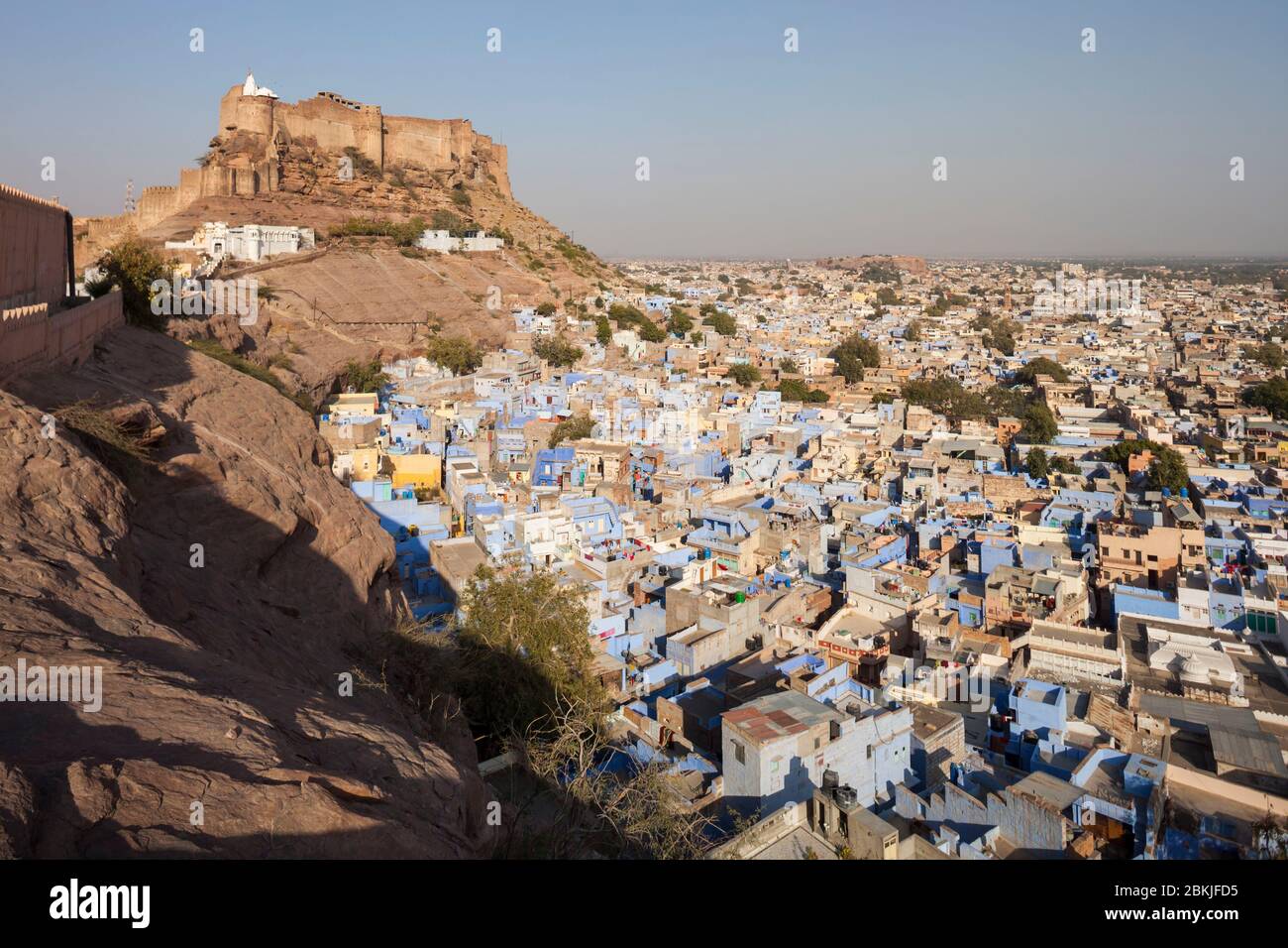 India, Rajasthan, Jodhpur, Pachetia Hill, general view of the blue city dominated by Fort Mehrangarh Stock Photo