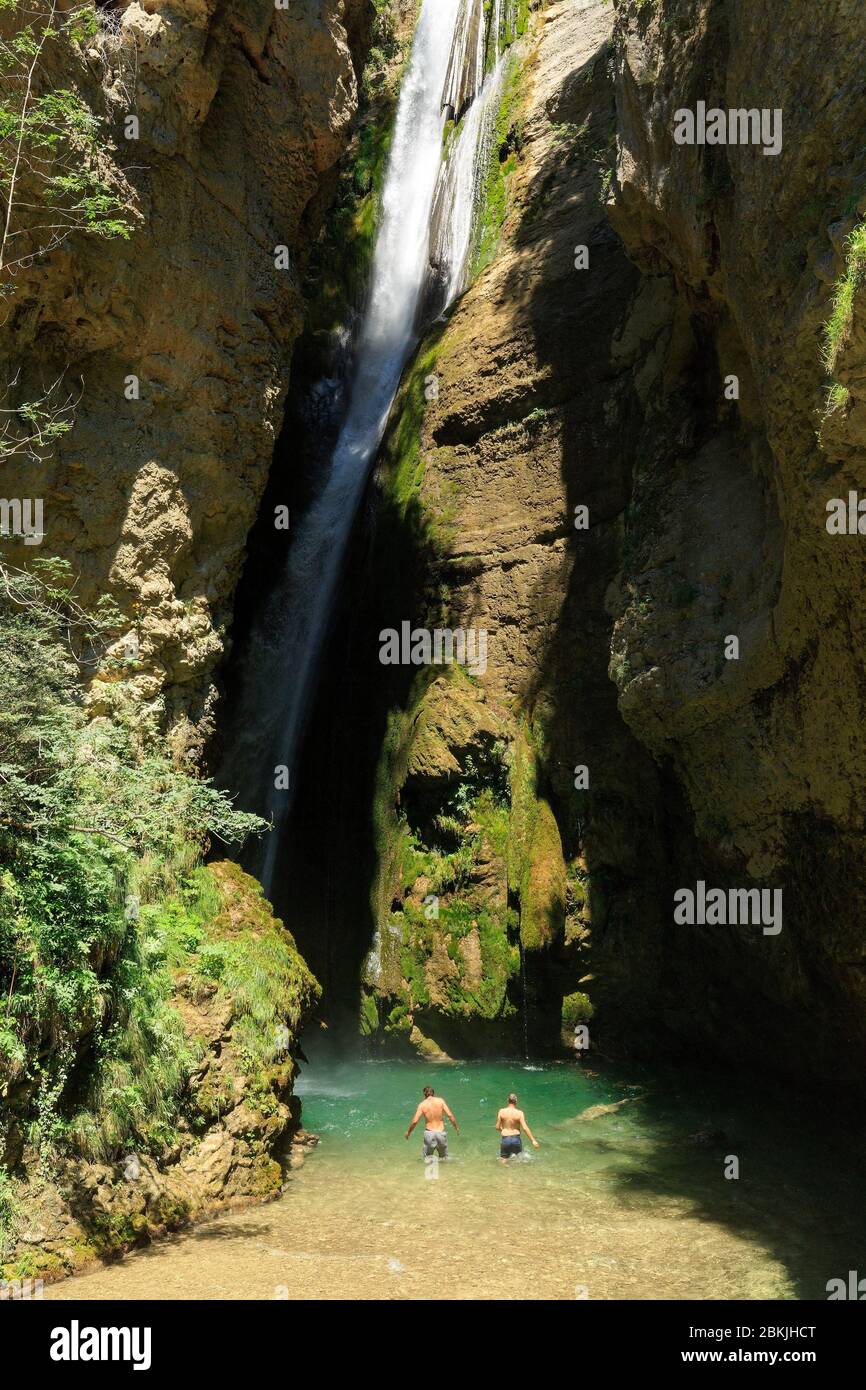 France, Drome, Vercors Regional Natural Park, Plan de Baix, La Druise waterfall, La Gervanne river, hike with La Pensee Sauvage, Detox center Stock Photo