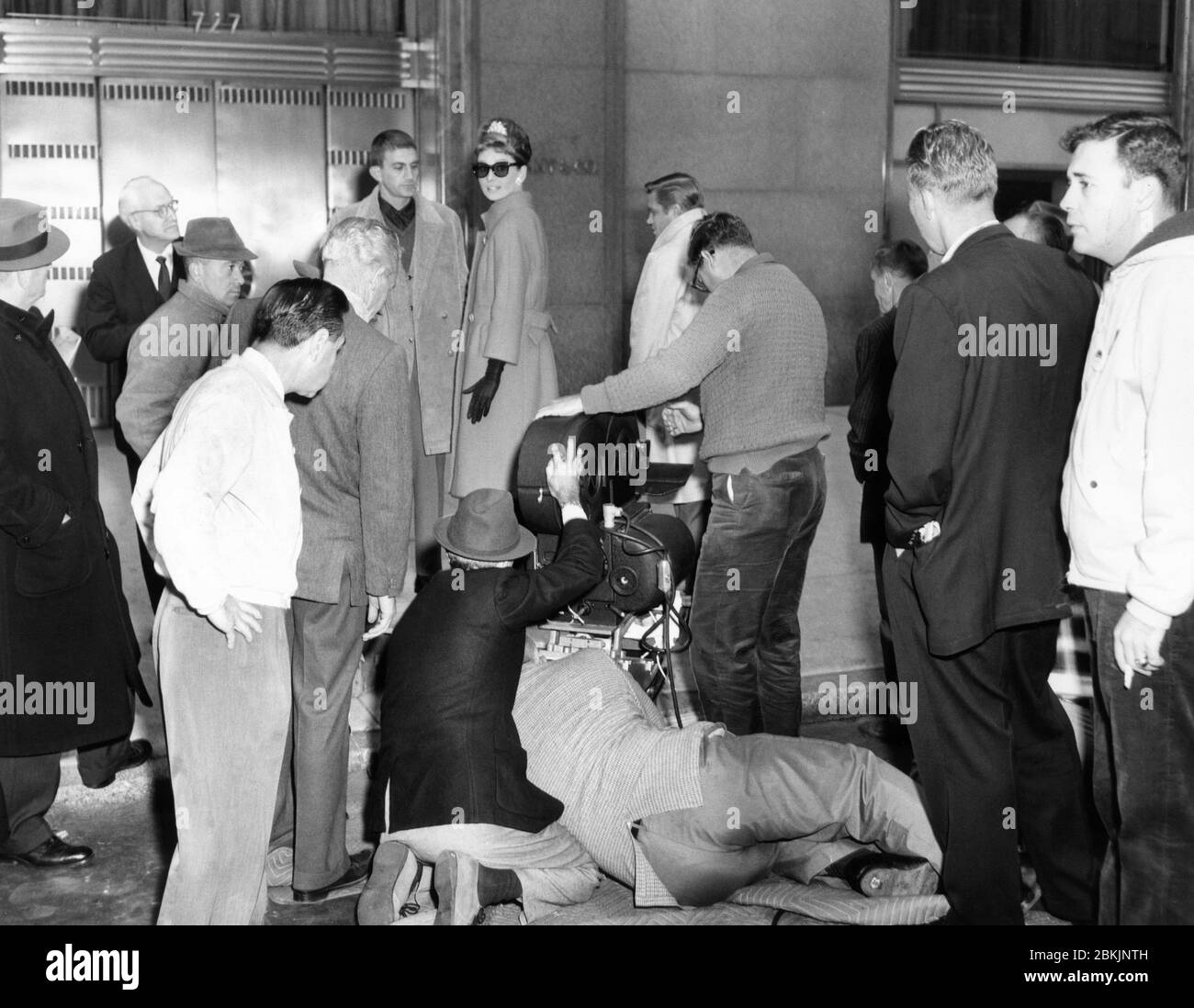 Director BLAKE EDWARDS AUDREY HEPBURN and GEORGE PEPPARD with Movie Crew on set location candid filming outside Tiffany and Co. in Manhattan New York City for BREAKFAST AT TIFFANY'S 1961 gown Hubert de Givenchy novel Truman Capote Jurow-Shepherd / Paramount Pictures Stock Photo