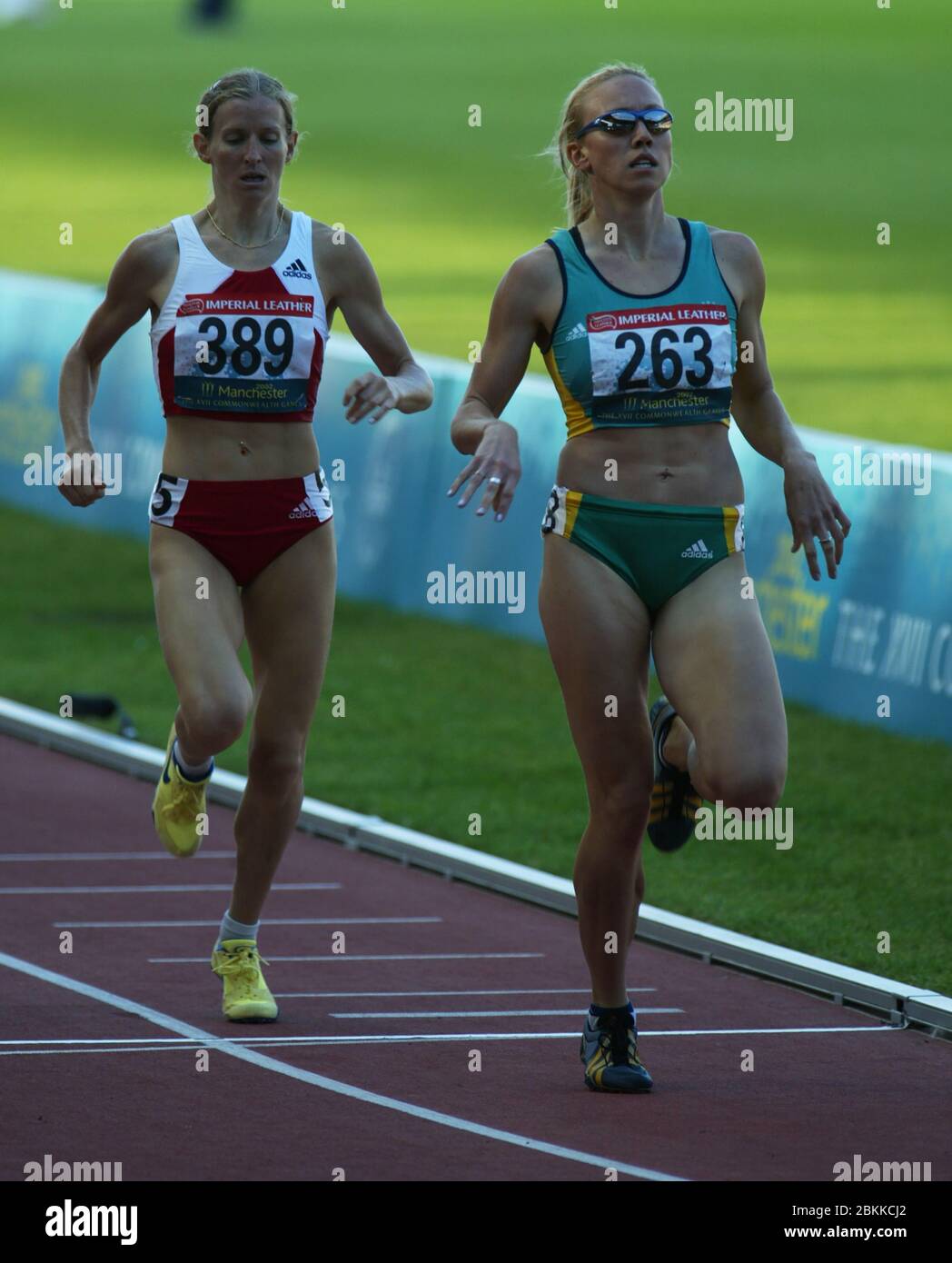 MANCHESTER - JULY 28: L-R Diane CUMMINS of Canada and Tamsyn  LEWIS of Australia  compete in Women's 800m Semi-Final 1at City of Manchester Stadium du Stock Photo