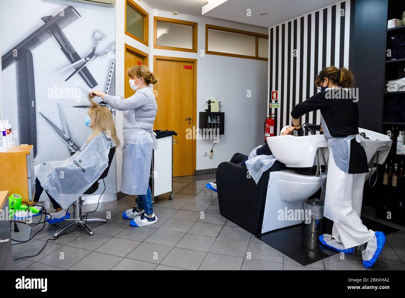 Cutting hair wearing face mask hires stock photography and images Alamy