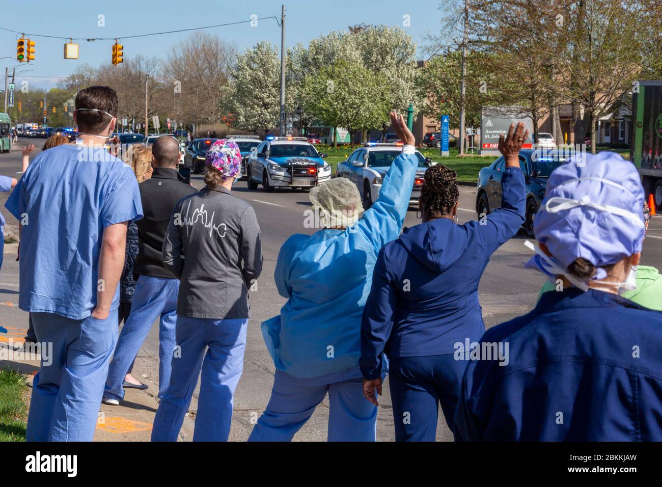 Detroit, Michigan, USA. 4th May, 2020. A parade of first responders honored health care workers, who lined the sidewalk at Ascension St. John Hospital, for their work during the coronavirus pandemic. Credit: Jim West/Alamy Live News Stock Photo