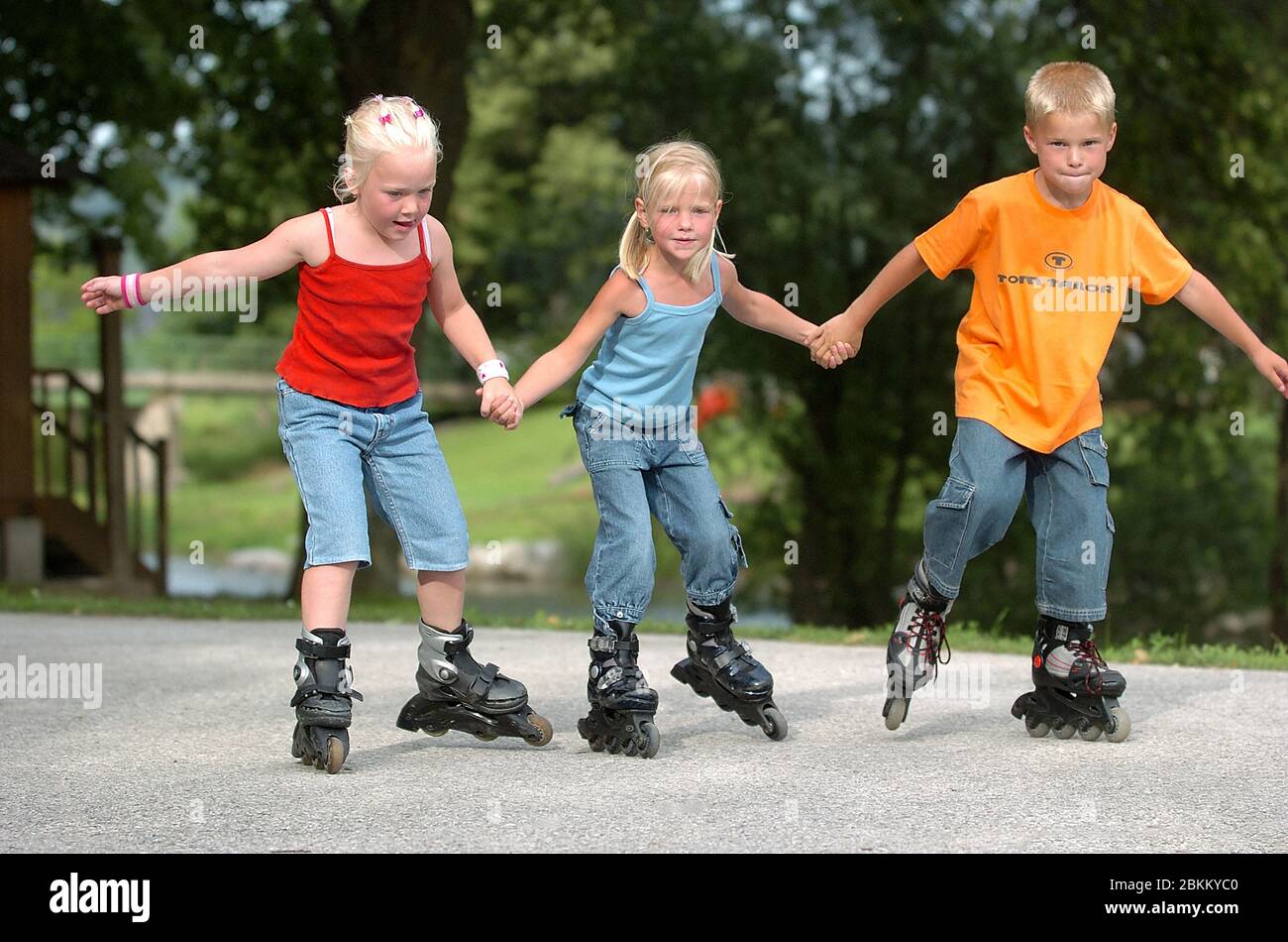 Kinder beim Rollerskaten, Rollschuhe, MR: Yes Stock Photo