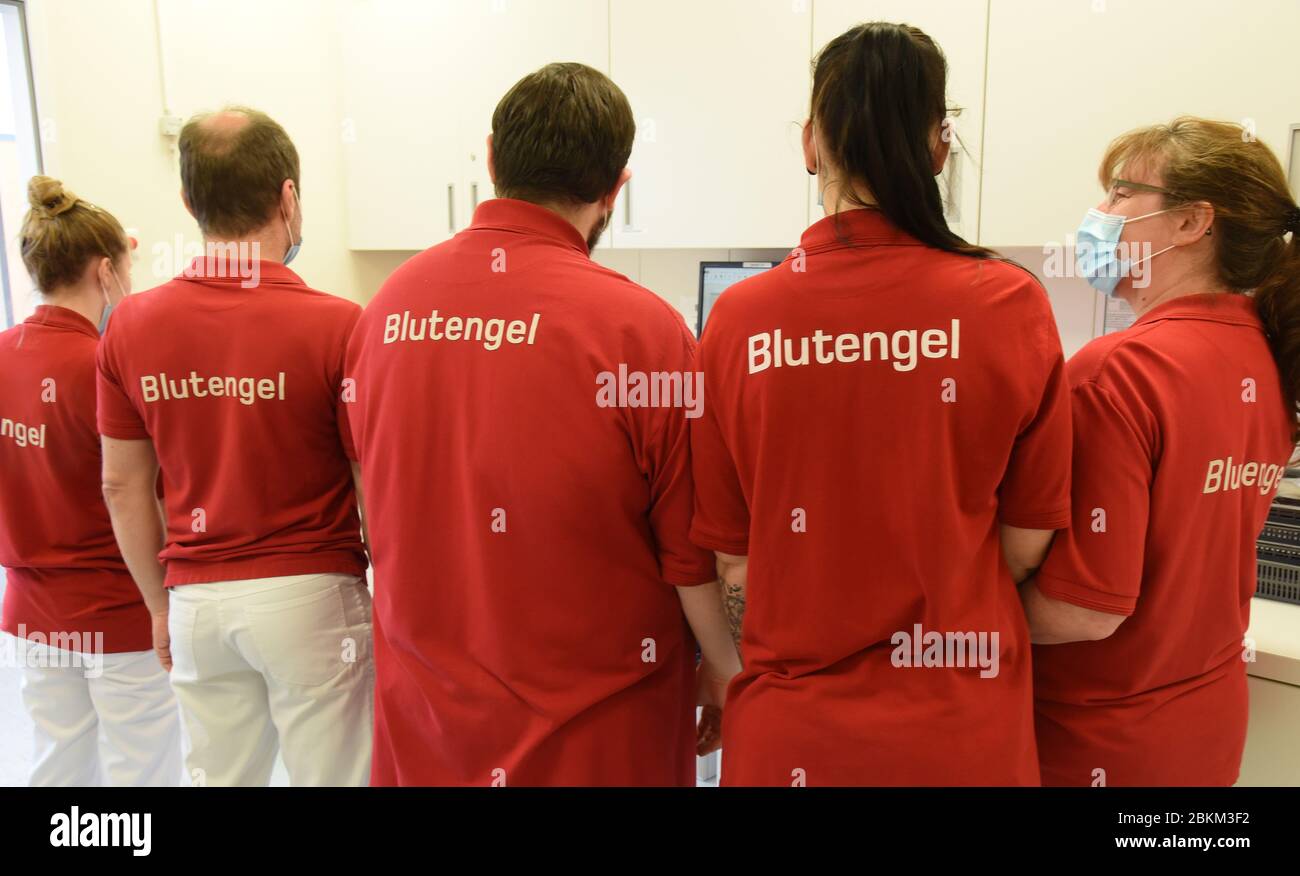 30 April 2020, Saxony-Anhalt, Halle (Saale): In the blood donation centre of Haema AG in Halle/Saale, employees stand together. Since the fear of the coronavirus also has an effect on the willingness to donate blood in many German states, an appeal is being made to all donors who are healthy to donate blood and blood plasma. Photo: Waltraud Grubitzsch/dpa-Zentralbild/ZB Stock Photo