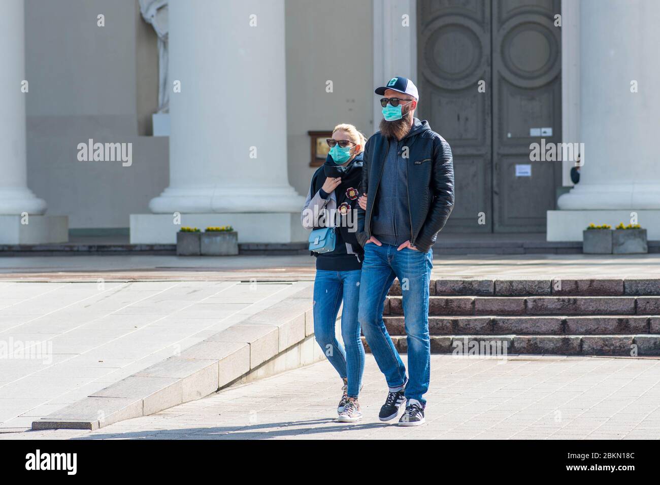 Couple with facemasks hi-res stock photography and images - Alamy